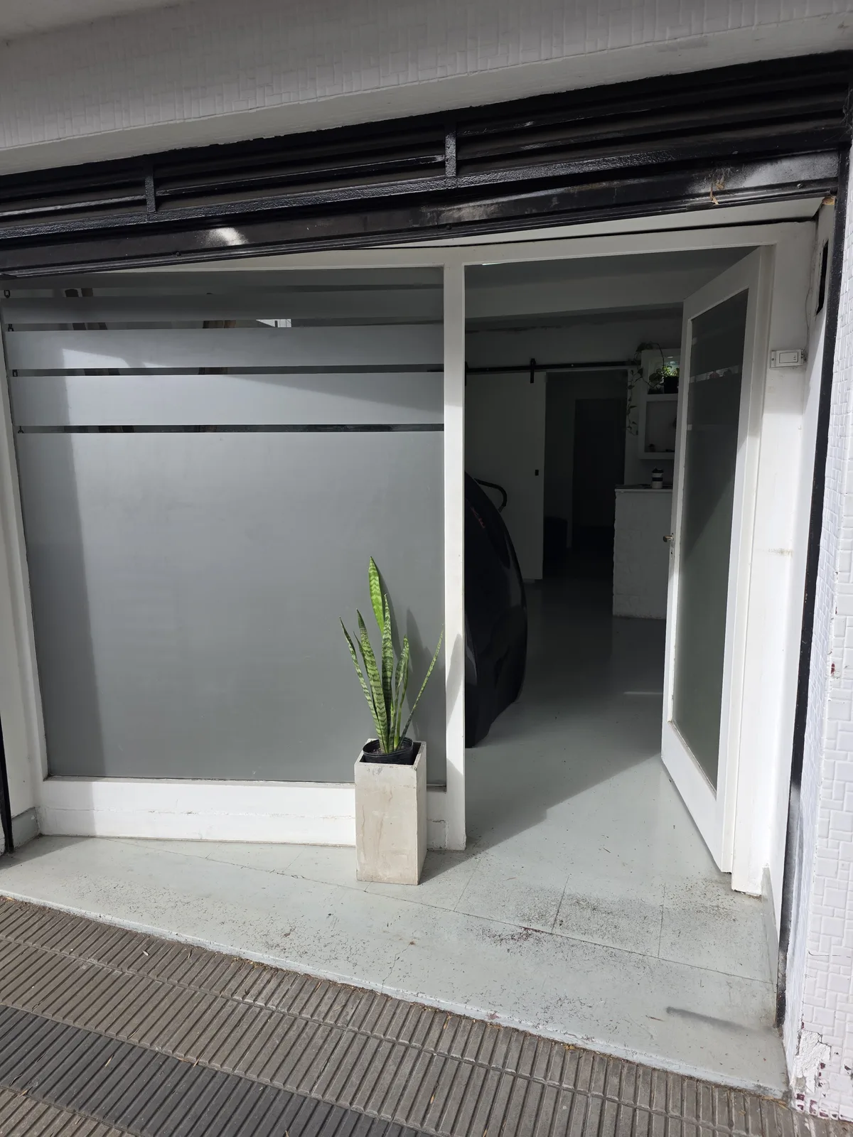 Frente del local de Circuit Model en La Plata con la puerta abierta